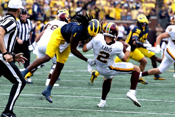 Jaishawn Barham (1) and Jimmy Rolder (30)