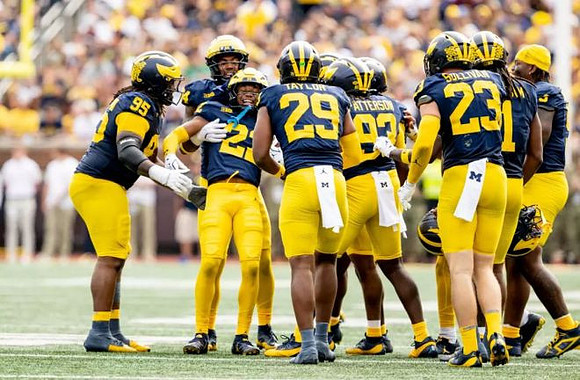 Trey Pierce (95), Elijah Dotson (22), Chase Taylor (29), Benny Patterson (93), Cole Sullivan (23), and Jaishawn Barham (1)