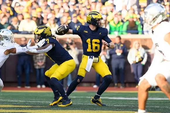 Donovan Edwards (7) and Davis Warren (16)