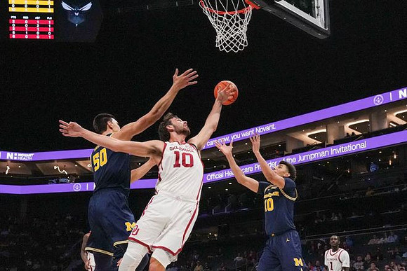 Vladislav Goldin (50) and Justin Pippen (10)