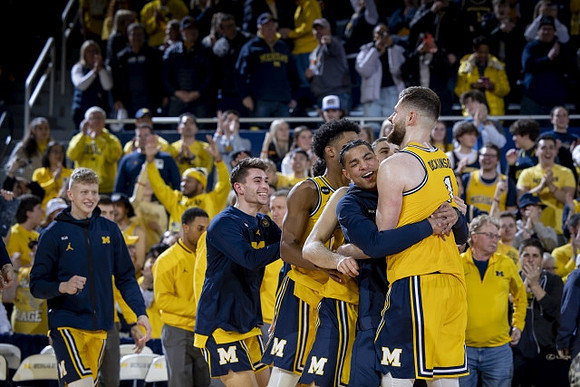 Hunter Dickinson (1) and Michigan Team