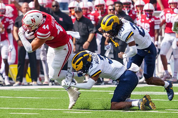 Jaden Mangham (3) and Jyaire Hill (20)