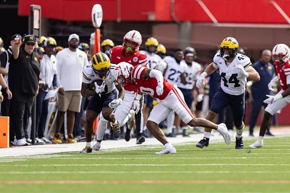 Semaj Morgan (0) and Max Bredeson (44)