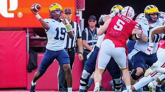 Kendrick Bell (10) and Greg Crippen (51)