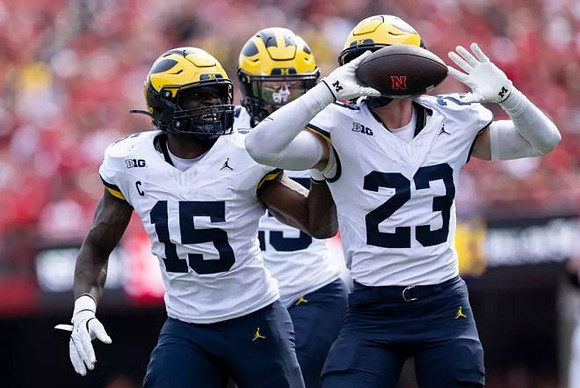 Ernest Hausmann (15) and Cole Sullivan (23)