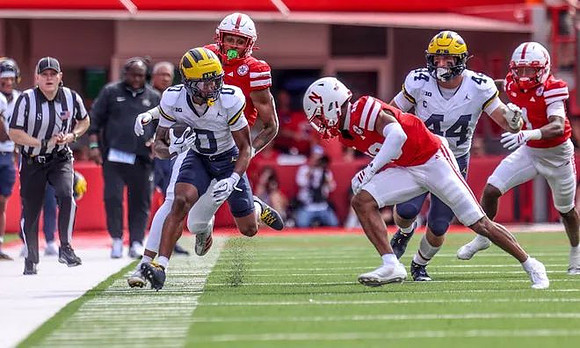 Semaj Morgan (0) and Max Bredeson (44)