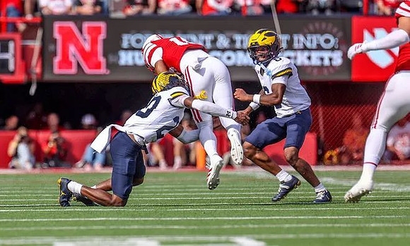 Jyaire Hill (20) and Brandyn Hillman (6)