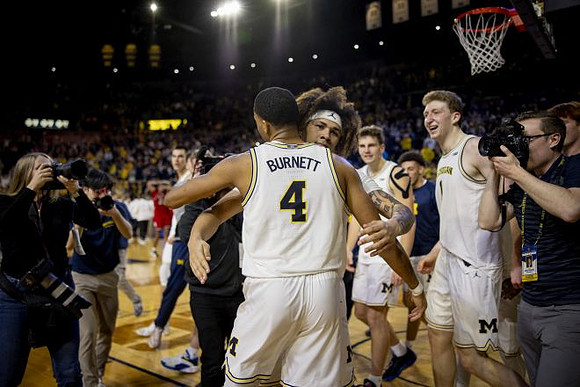 Nimari Burnett (4) and Michigan Team