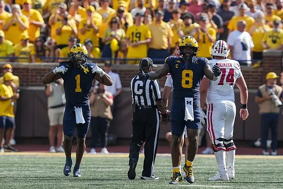 Jaishawn Barham (1) and Derrick Moore (8)