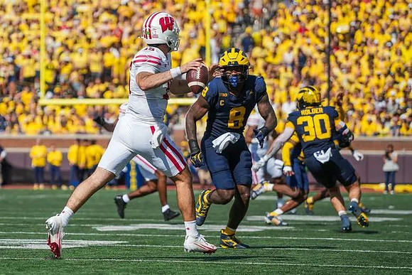 Derrick Moore (8) and Jimmy Rolder (30)