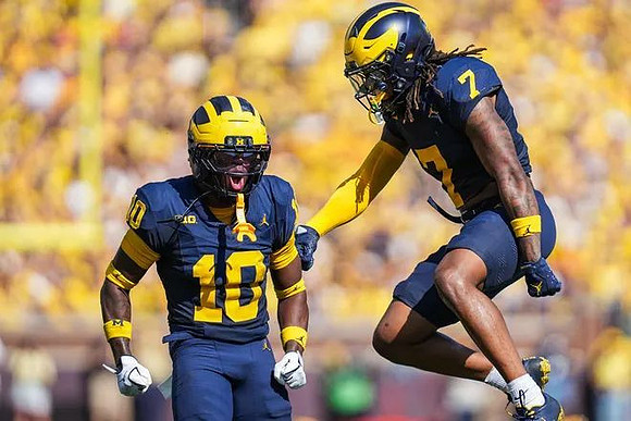 Zeke Berry (10) and TJ Metcalf (7)