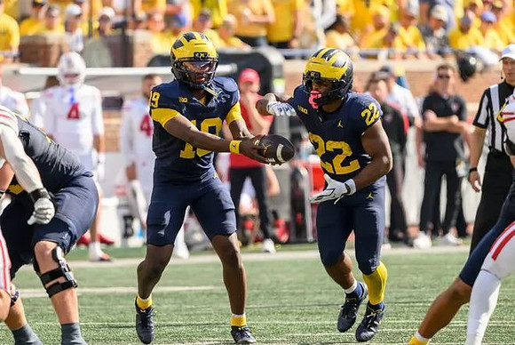 Rod Moore (19) and Elijah Dotson (22)