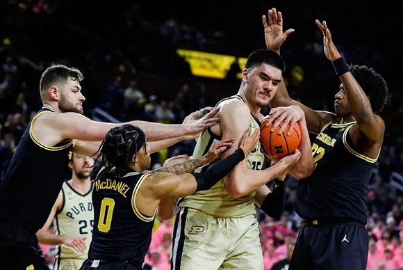 Hunter Dickinson (1), Dug McDaniel (0), and Tarris Reed Jr. (32)