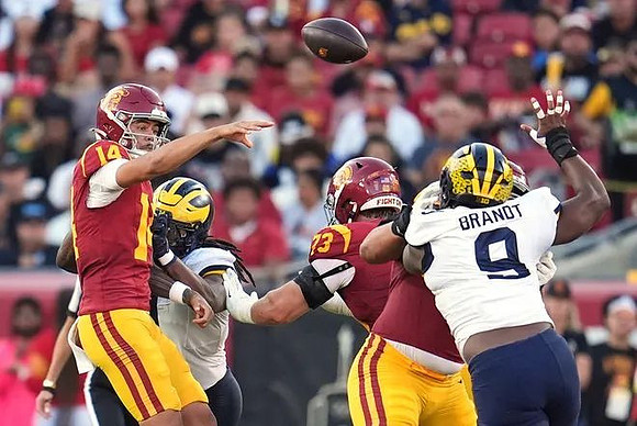 Jaishawn Barham (1) and Cameron Brandt (9)