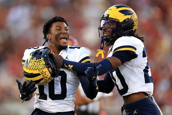 Zeke Berry (10) and Jyaire Hill (20)