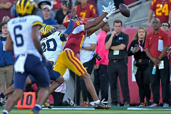 Brandyn Hillman (6) and Jyaire Hill (20)