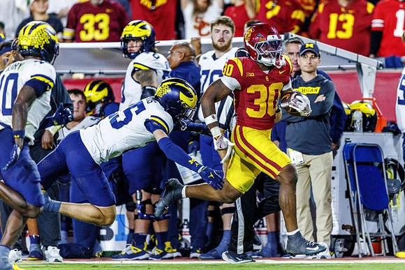 Jyaire Hill (20) and Mason Curtis (25)
