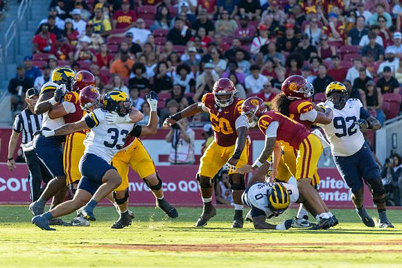 Dominic Nichols (33), Tré Williams (0), and Ike Iwunnah (92)