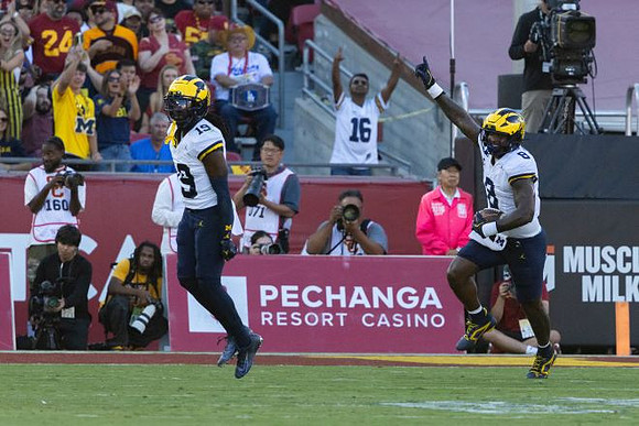 Rod Moore (19) and Derrick Moore (8)