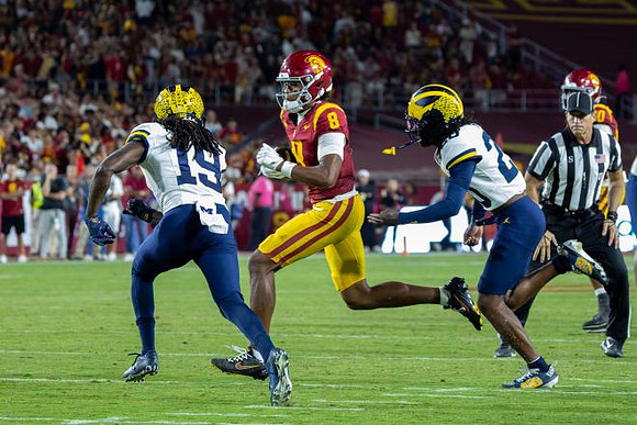 Rod Moore (19) and Jyaire Hill (20)