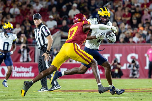 Donaven McCulley (1) and Semaj Morgan (0)