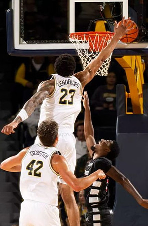 Will Tschetter (42) and Yaxel Lendeborg (23)