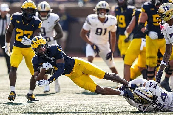 Jayden Sanders (27) and Jaishawn Barham (1)