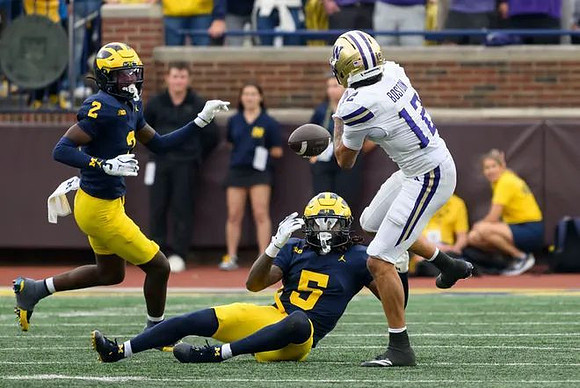 Shamari Earls (2) and Jacob Oden (5)