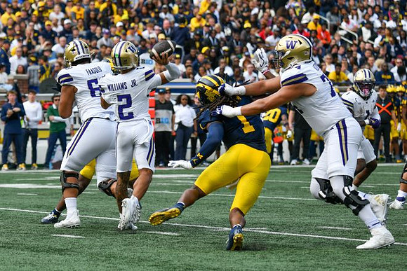 Jaishawn Barham (1) and Jyaire Hill (20)