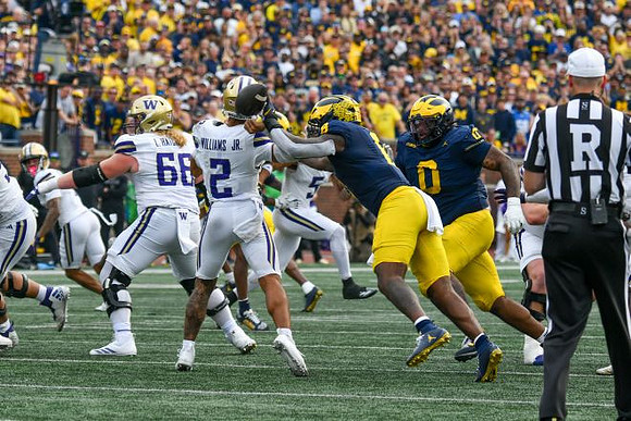 Derrick Moore (8) and Tré Williams (0)