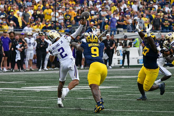 Rod Moore (19) and Enow Etta (17)