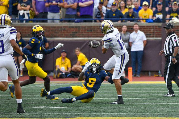 Shamari Earls (2) and Jacob Oden (5)