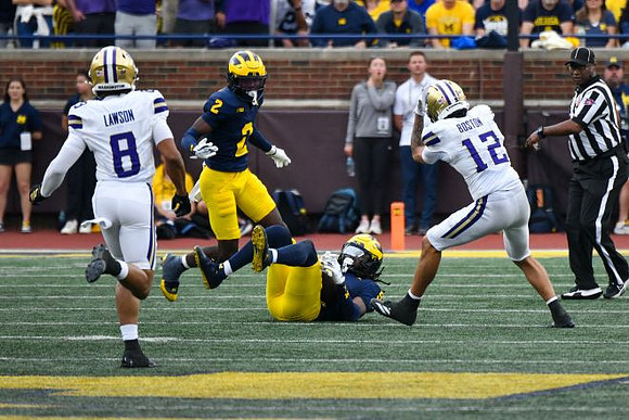 Shamari Earls (2) and Jacob Oden (5)
