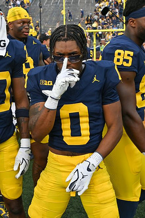 Semaj Morgan (0) and Michigan Team