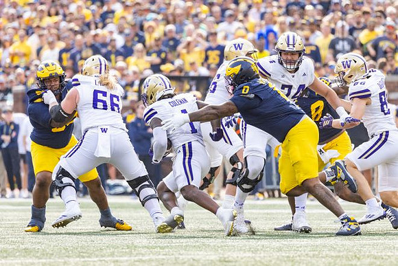 Tré Williams (0) and Derrick Moore (8)