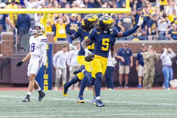 Elijah Dotson (22) and Jacob Oden (5)