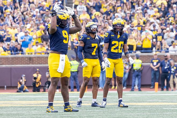 Cameron Brandt (9), TJ Metcalf (7), and Jyaire Hill (20)