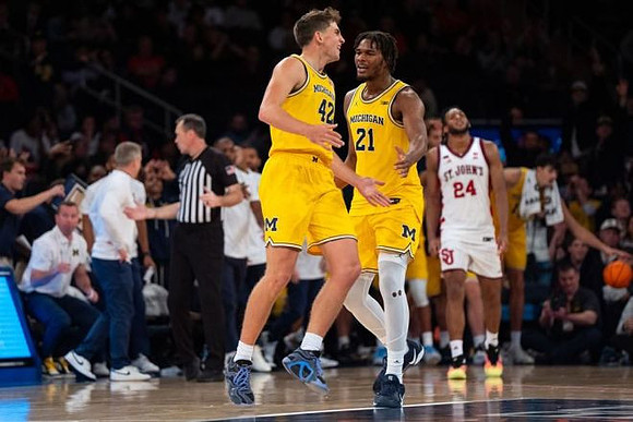 Will Tschetter (42) and Morez Johnson Jr. (21)