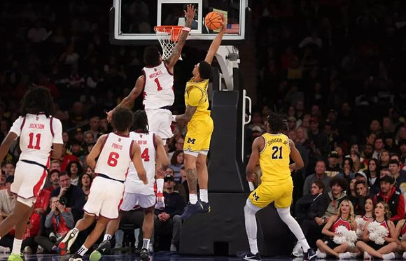 Yaxel Lendeborg (23) and Morez Johnson Jr. (21)