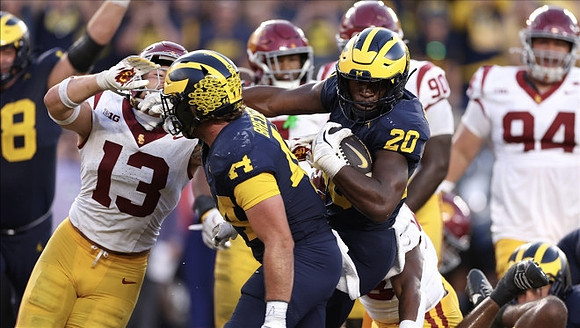 Max Bredeson (44) and Kalel Mullings (20)