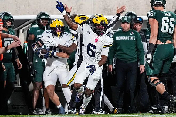 Zeke Berry (10), Brandyn Hillman (6), and Michigan State Head Coach Jonathan Smith