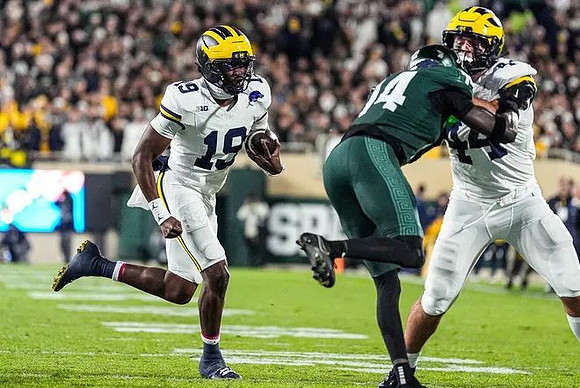 Bryce Underwood (19) and Max Bredeson (44)