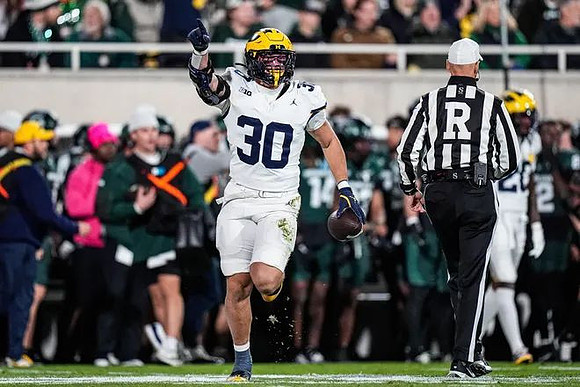 Jimmy Rolder (30) and Jyaire Hill (20)