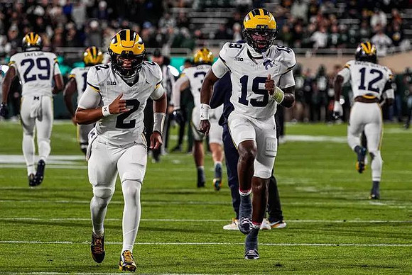Jadyn Davis (2), Bryce Underwood (19), and Michigan Team