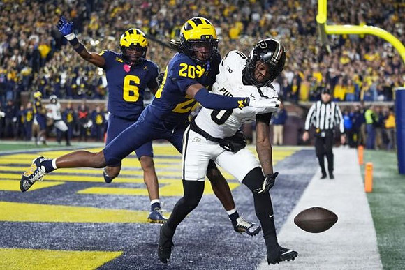 Brandyn Hillman (6) and Jyaire Hill (20)