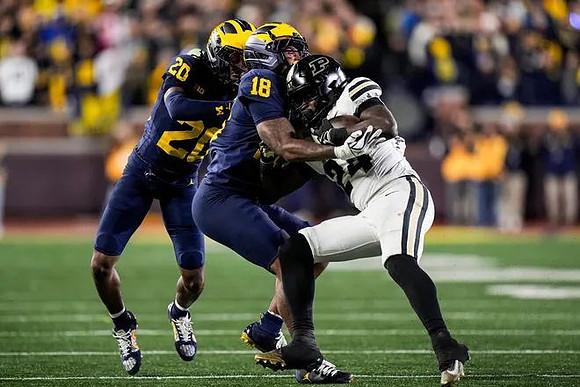Jyaire Hill (20) and Troy Bowles (18)
