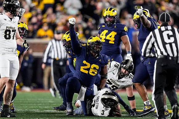 Rayshaun Benny (26) and Damon Payne (44)