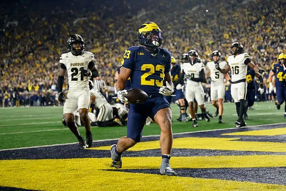 Jordan Marshall (23) and Max Bredeson (44)