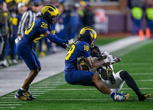 Jyaire Hill (20) and Troy Bowles (18)