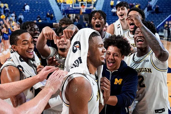 Trey McKenney (1) and Michigan Team